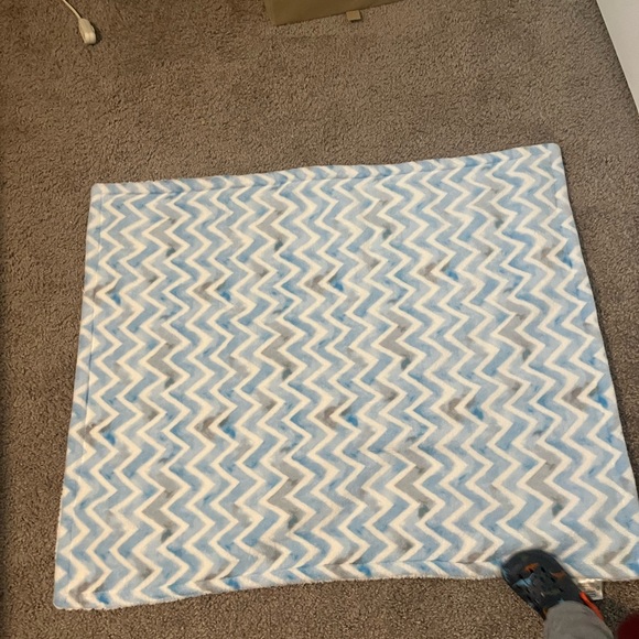 Chevron Pattern Blue and White Throw Blanket - Picture 1 of 3